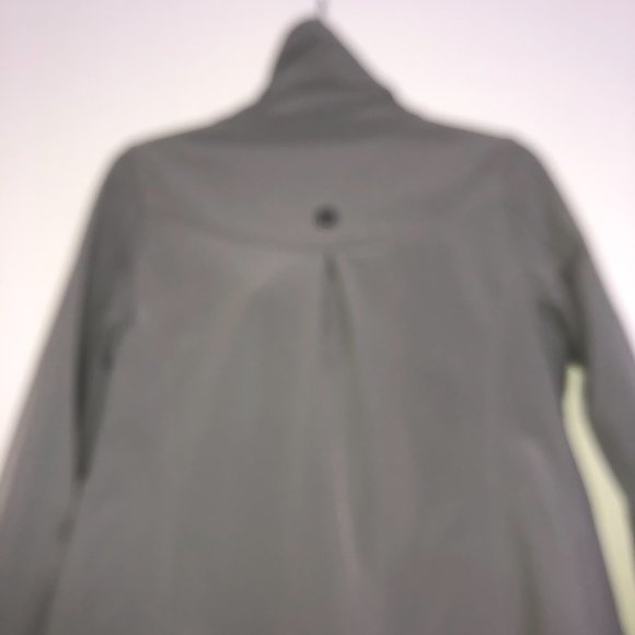 Ladies Size 4 Grey rainproof LULULEMON JACKET with zippered pockets - Picture 7 of 10